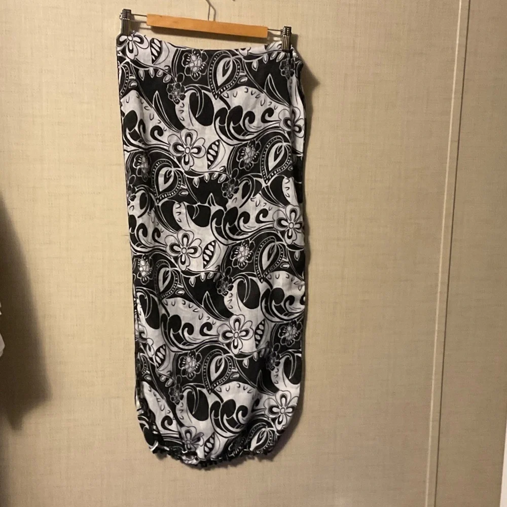 Elegant Black and White Paisley Scarf